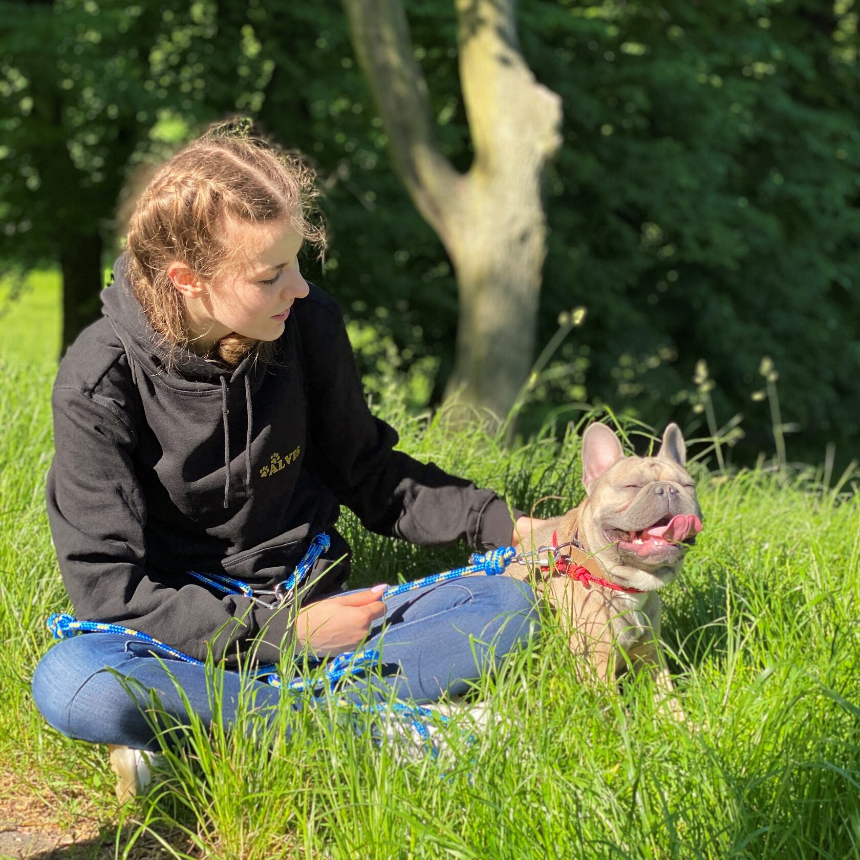 Petsitter Alvis podczas opieki nad zwierzęciem